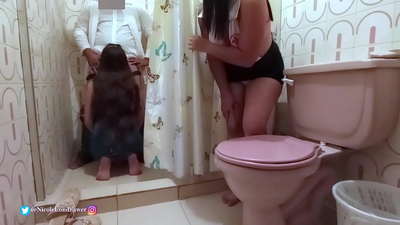 Ny mpitsabo mpanampy dia mahita dokotera manafintohina marary ao amin'ny efitra fandroana hopitaly / FIZARANA 1 / NicoleLondrawer / Chiquicandy